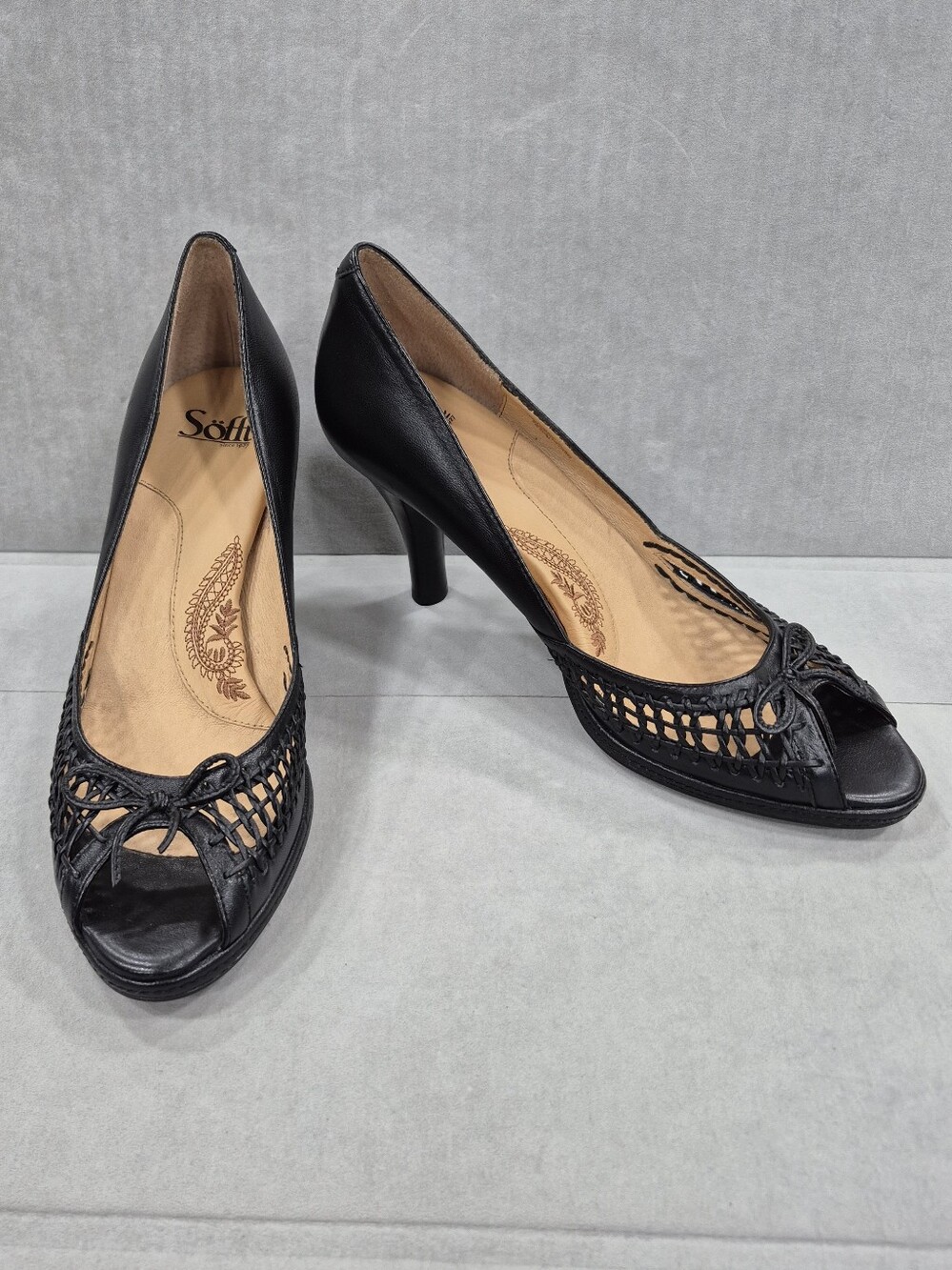 Sofft Gilen peep toe pumps women's 10 black leather woven bow detail